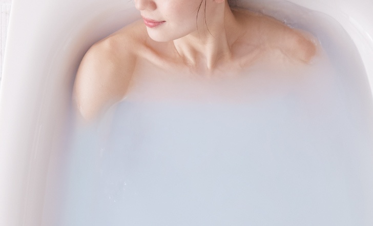 酸素美泡湯でリラックスする女性