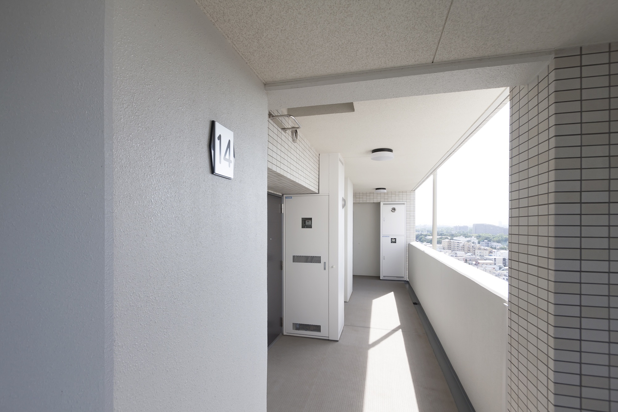 マンションの廊下と玄関