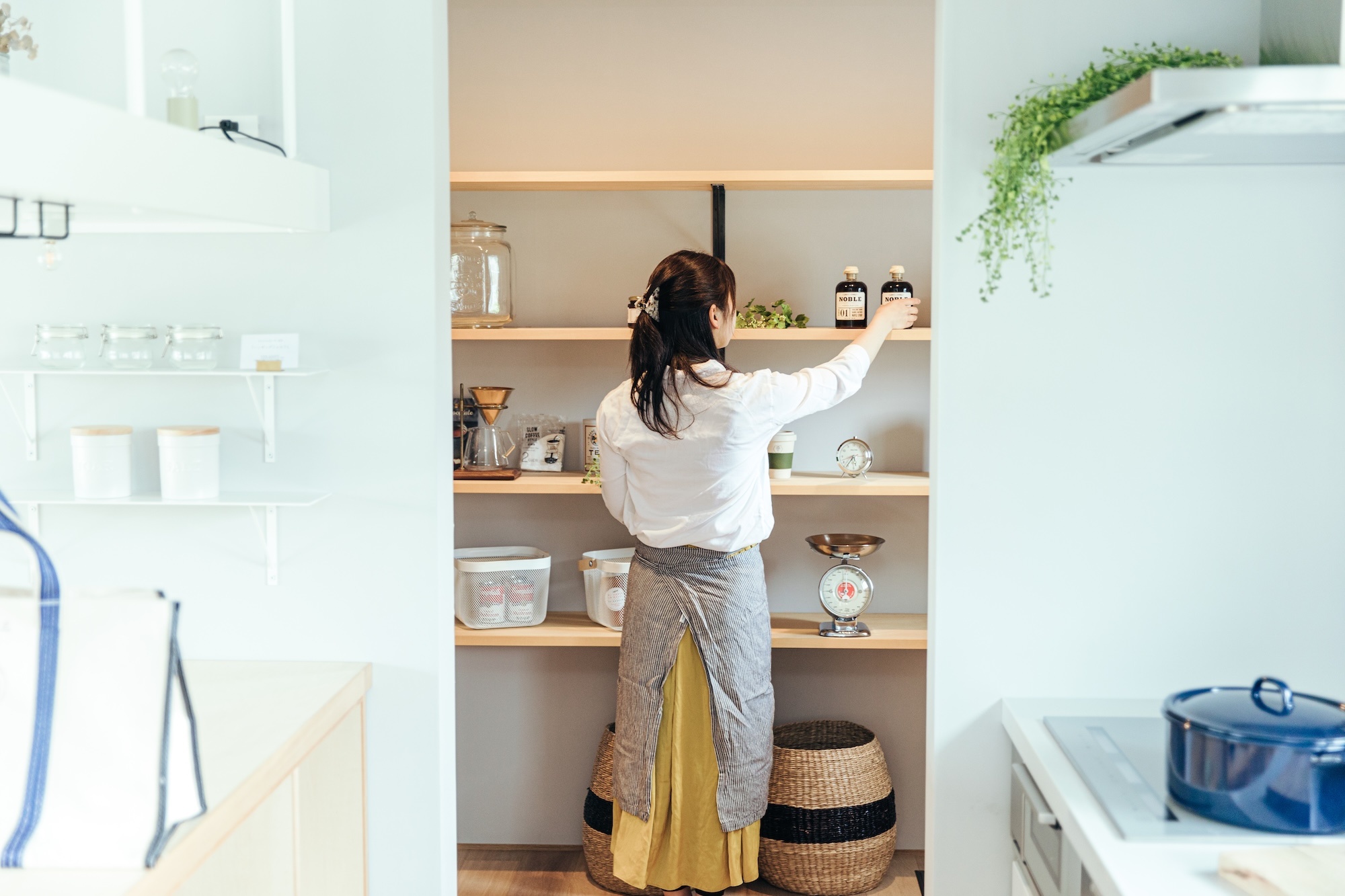 パントリーに食品を片付ける女性