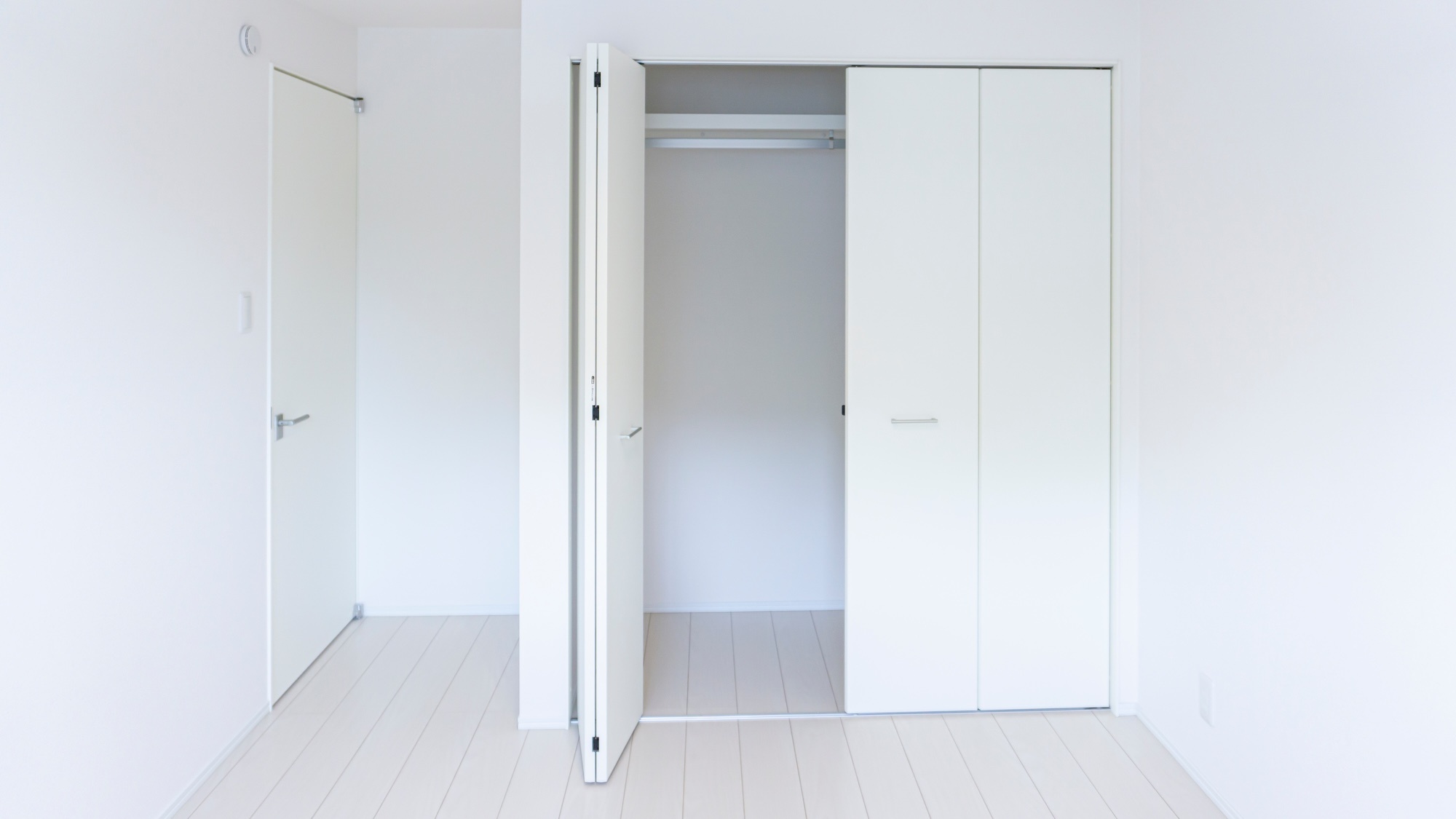 壁の一部をクローゼットに変更した部屋