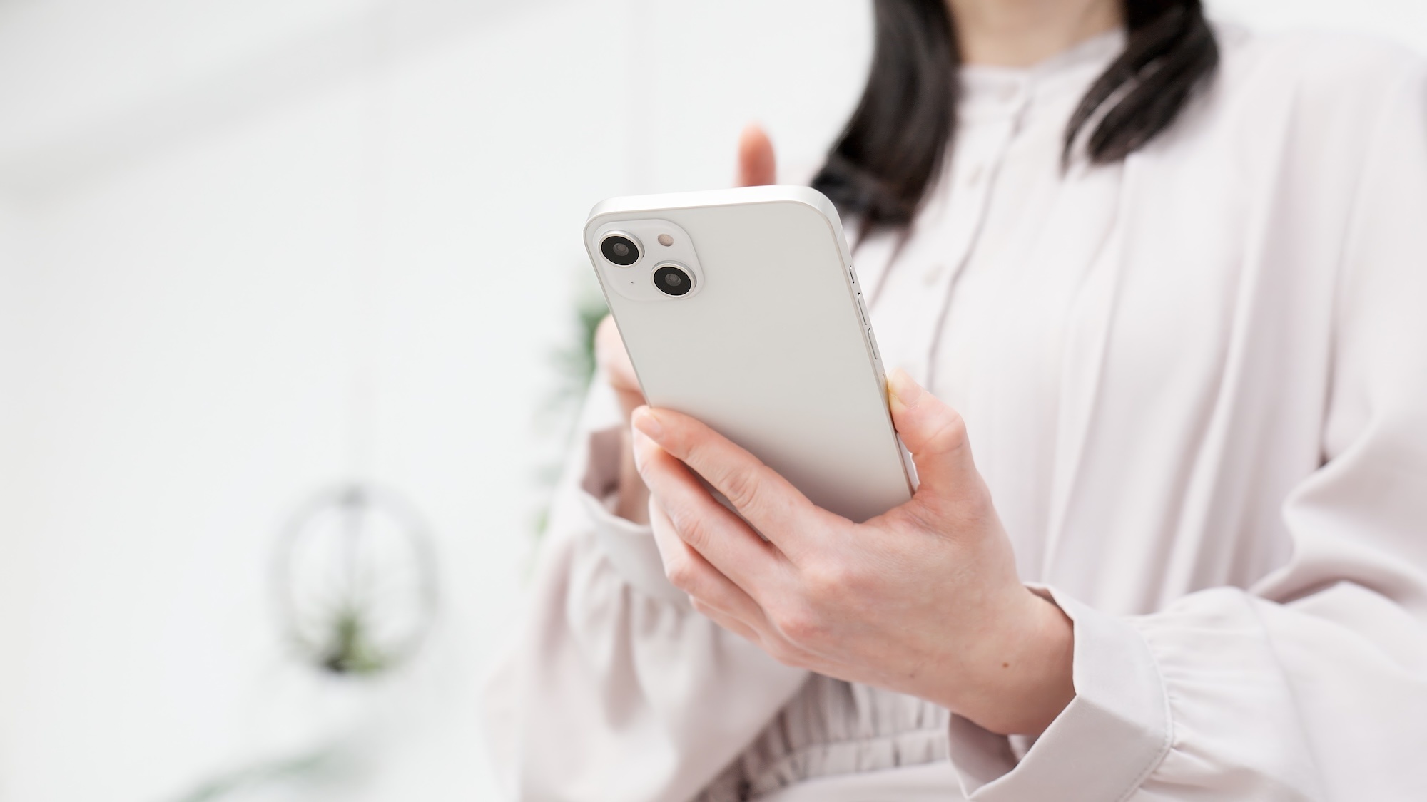 スマートフォンで情報収集をする女性