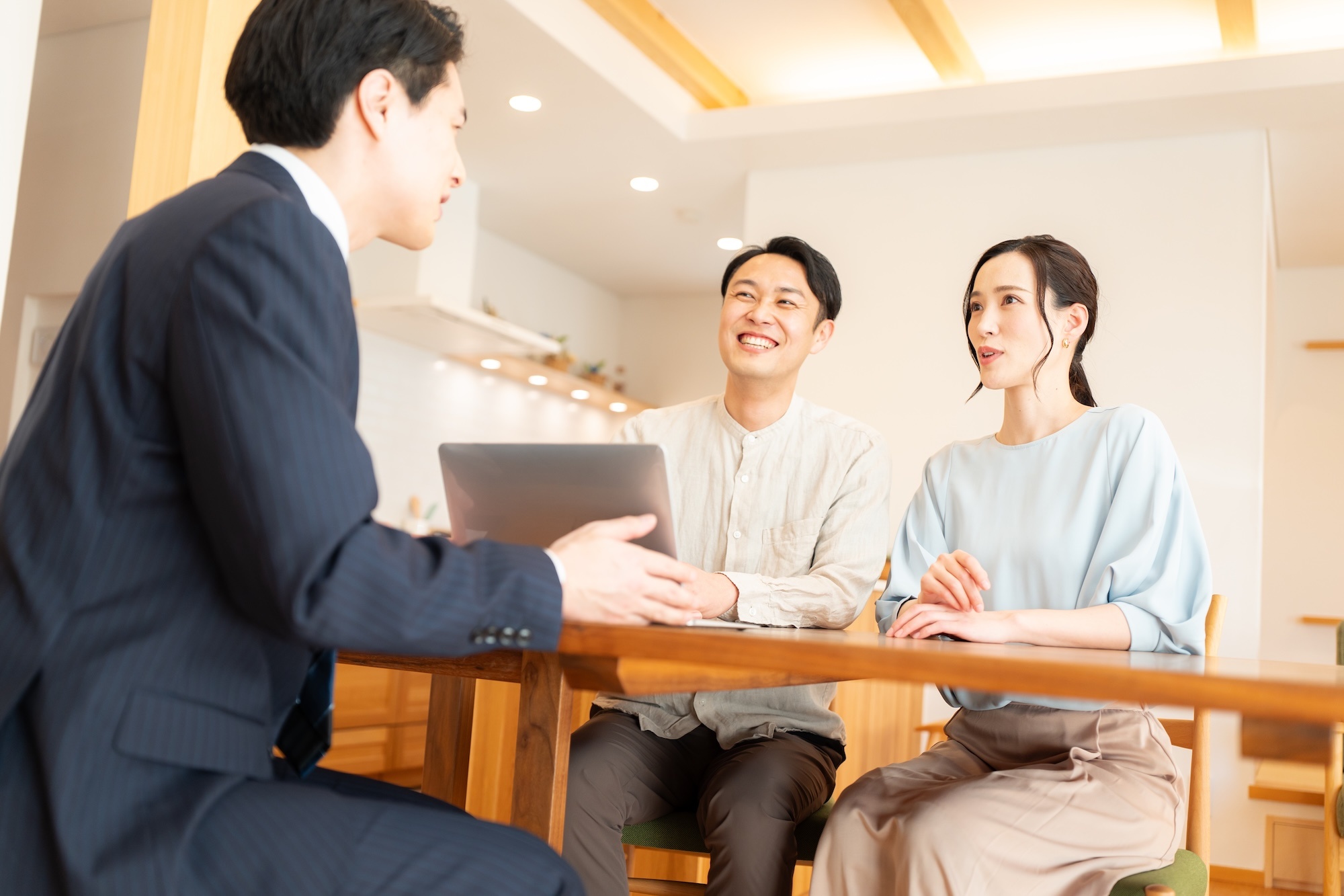 リフォームの打ち合わせをする夫婦と担当者