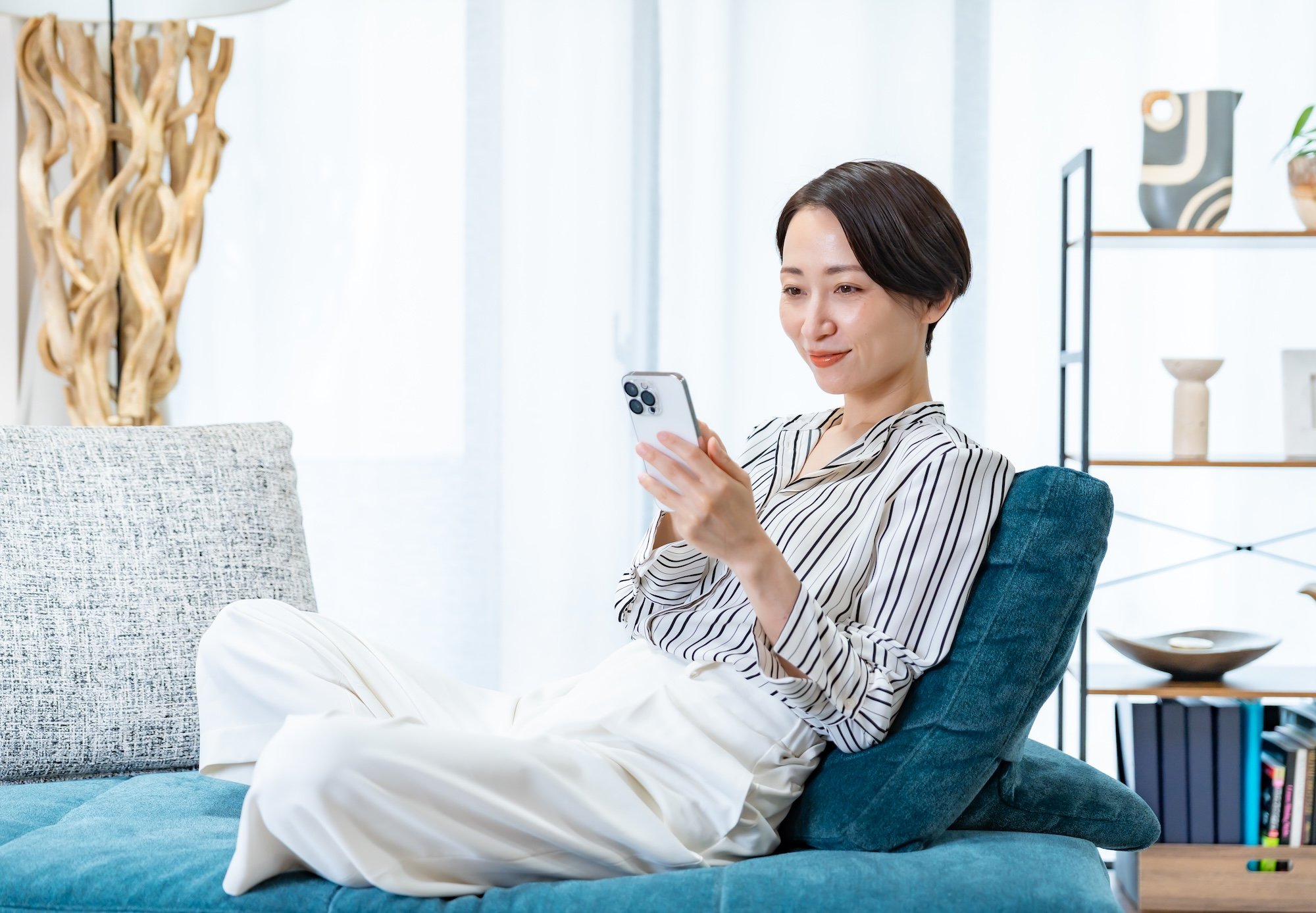 スマートフォンで情報収集をする女性
