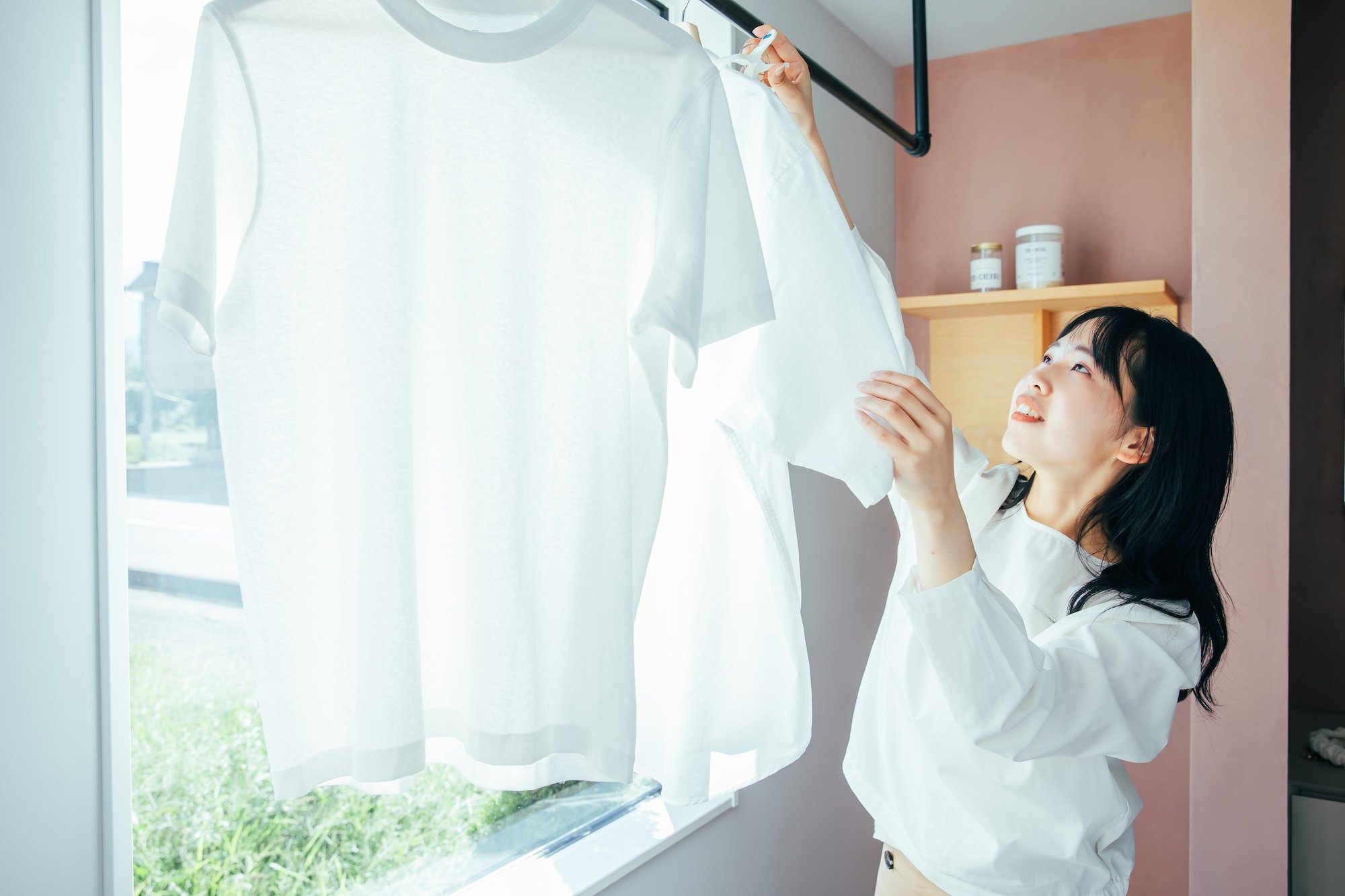 部屋干しする女性