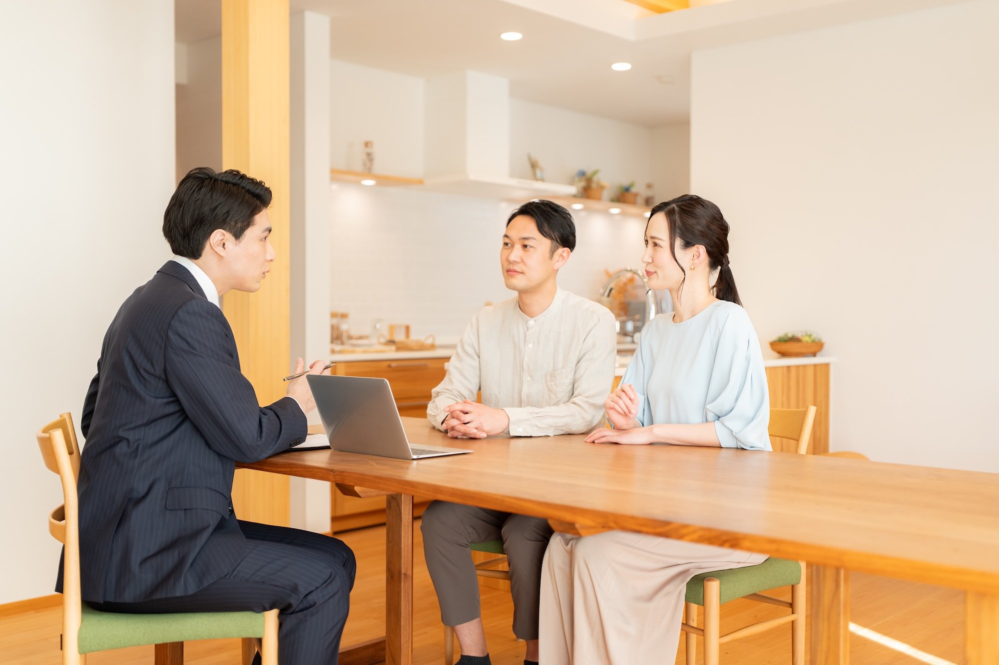 リフォームの打ち合わせをする夫婦