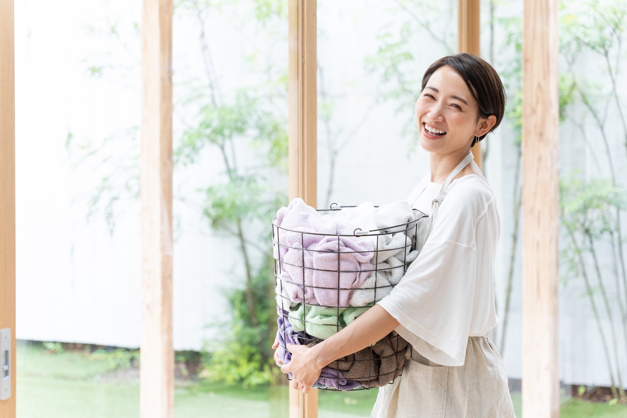洗濯物を持つ女性