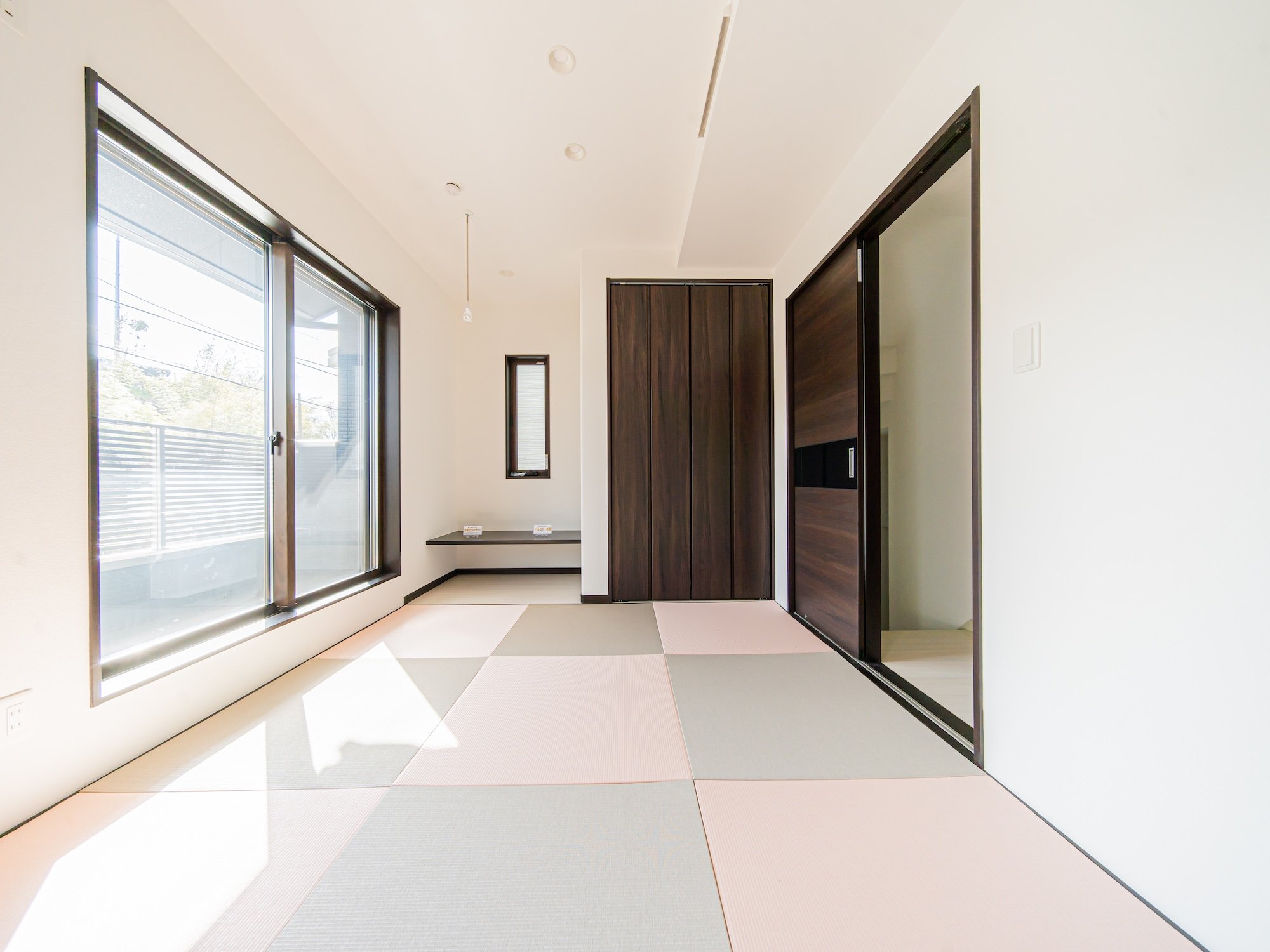 ピンクの畳と洋風建具がモダンな印象を与える部屋