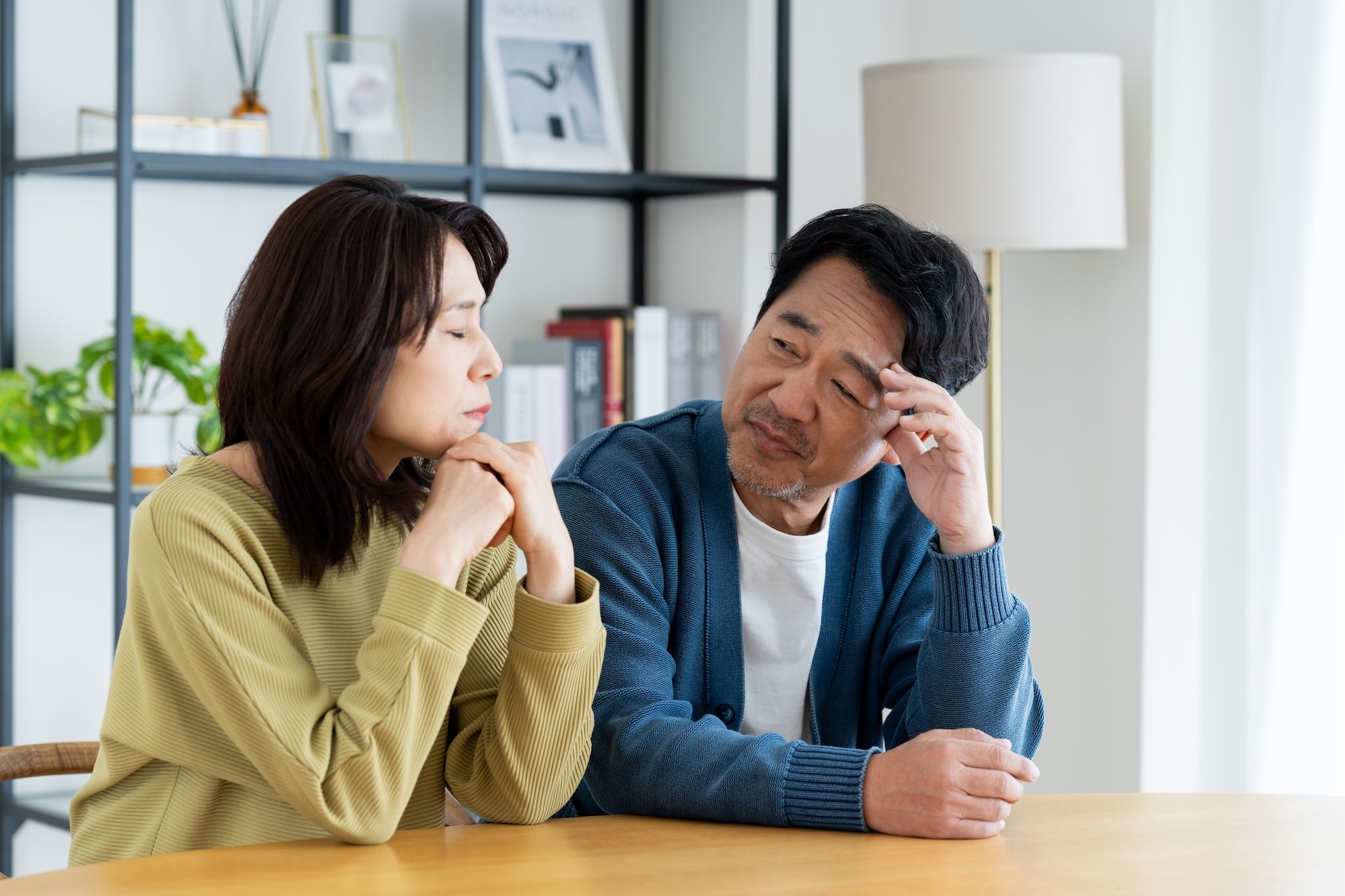 悩む夫婦
