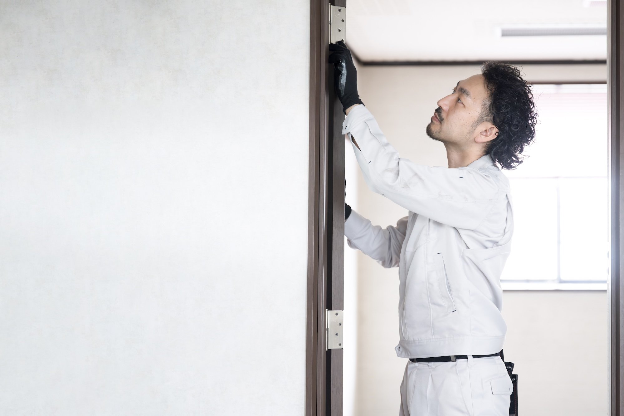 ドアの工事をする作業員