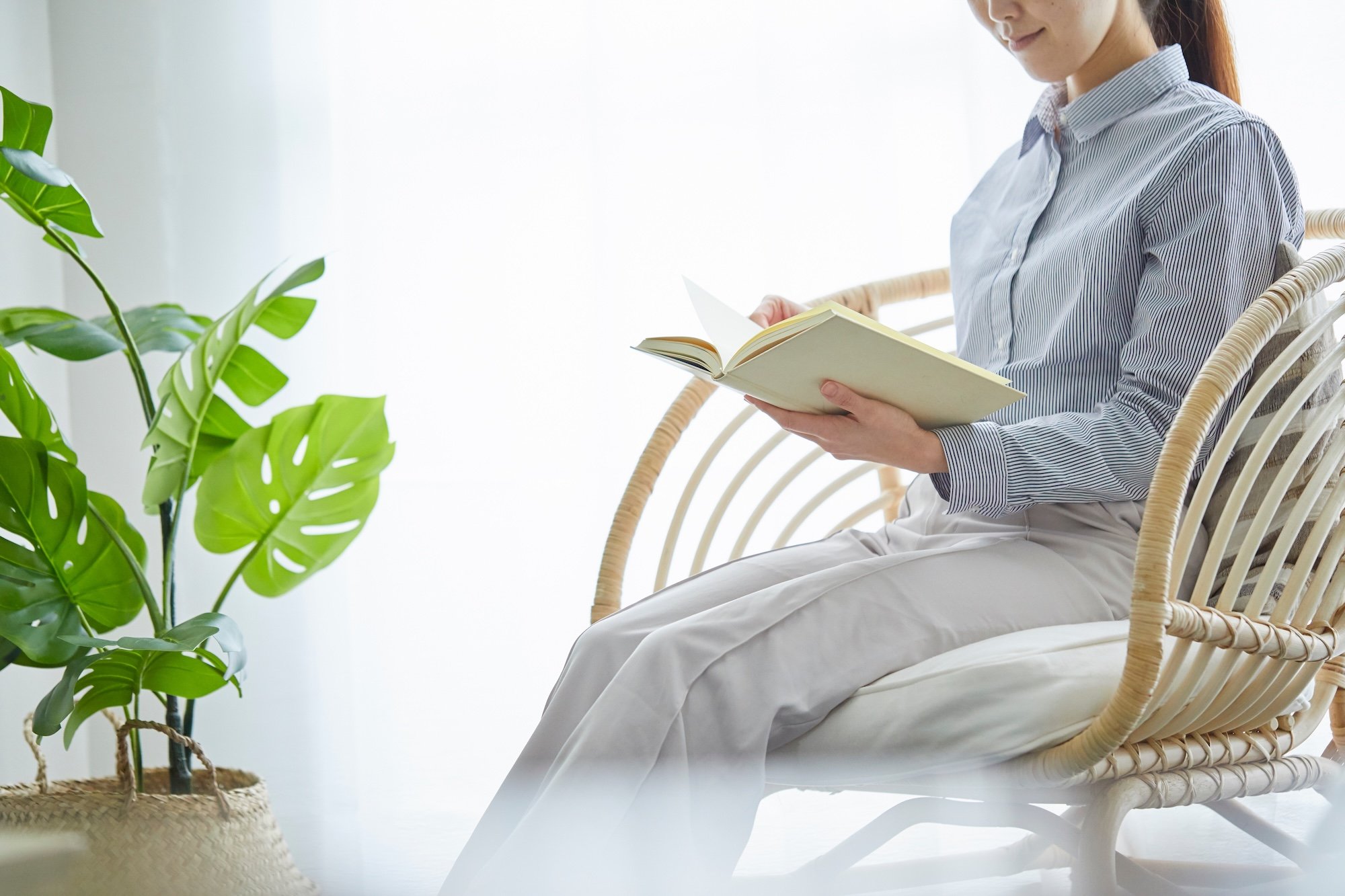 読書を楽しむ女性