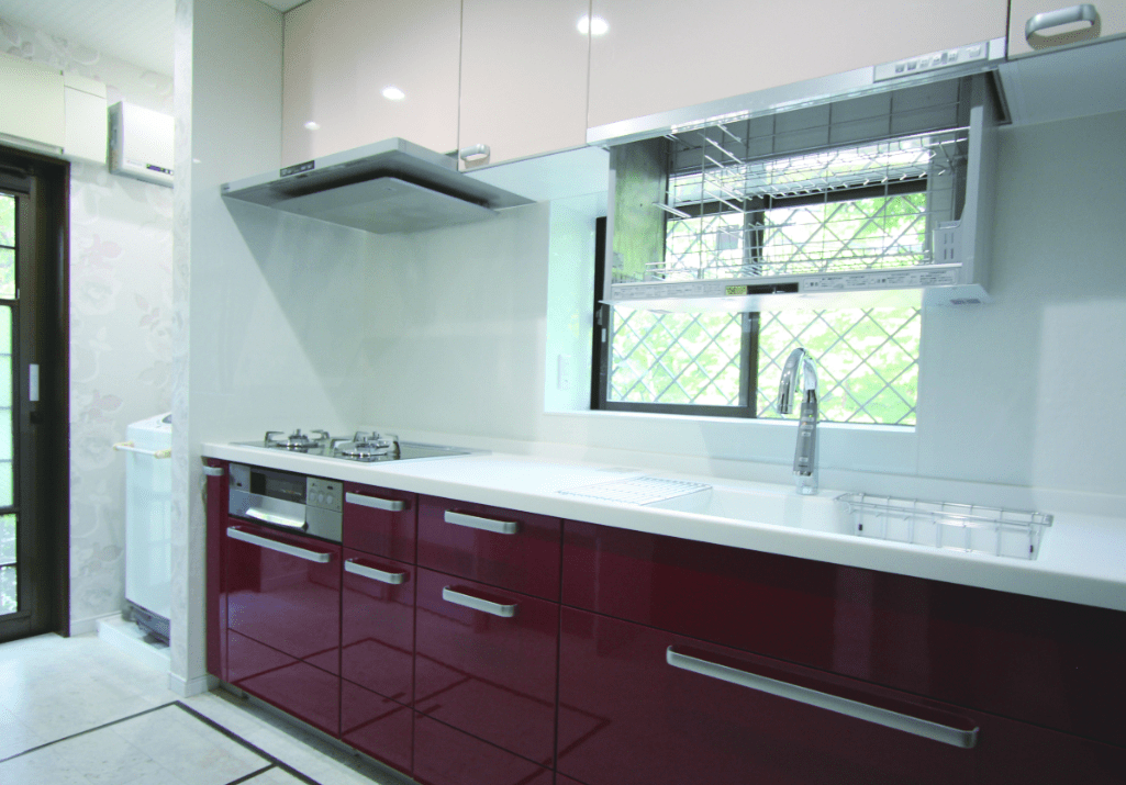 リフォーム後の明るい壁付けキッチン