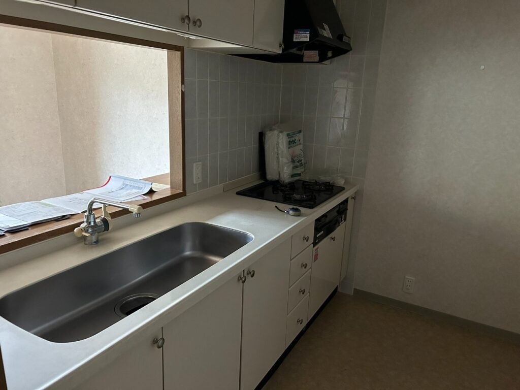 リフォーム前の薄暗い対面キッチン