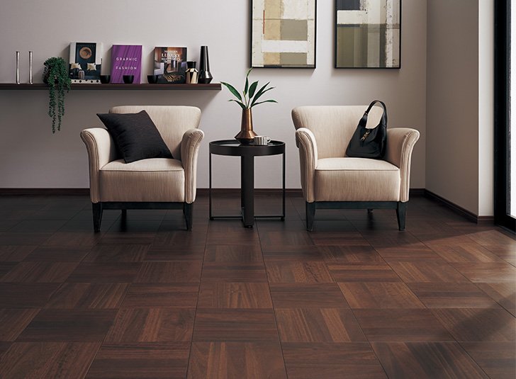 ダーク系の床のリビング