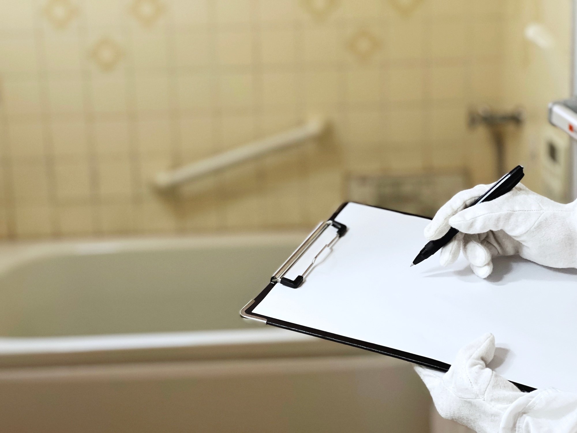 浴室のチェックをする作業員