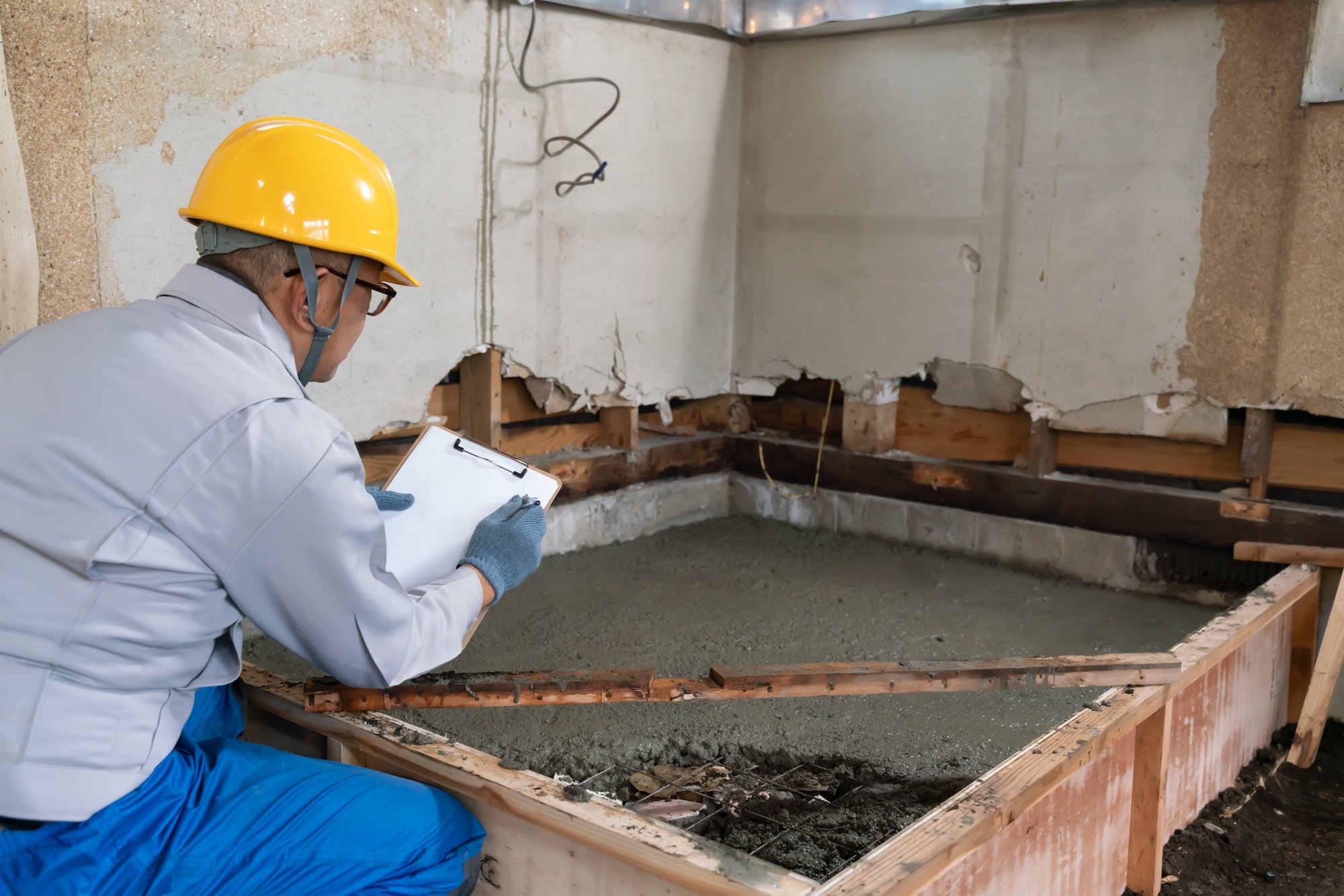 在来工法の浴室の基礎を修理する様子
