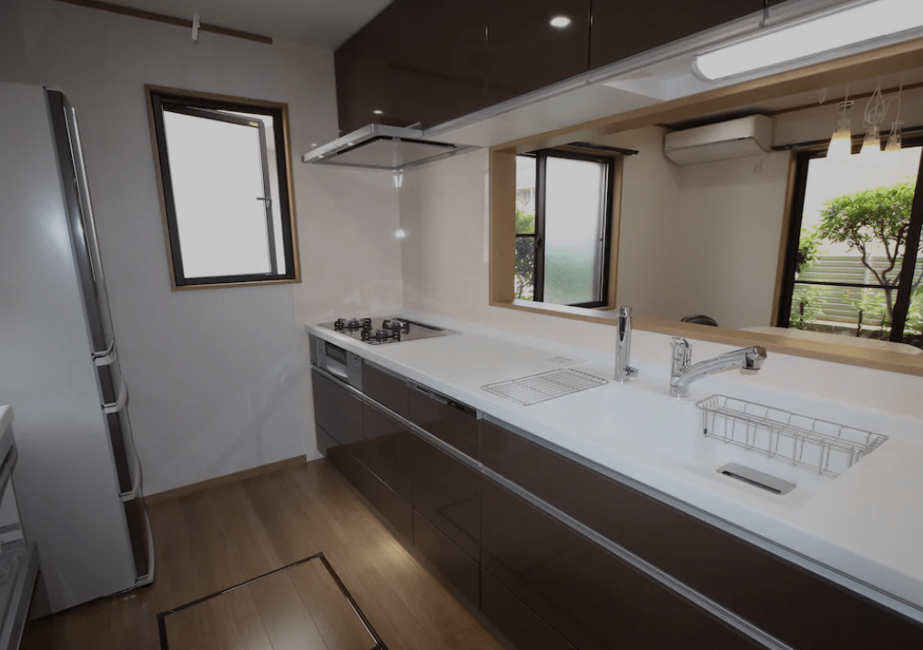 リフォーム後の明るい対面キッチン