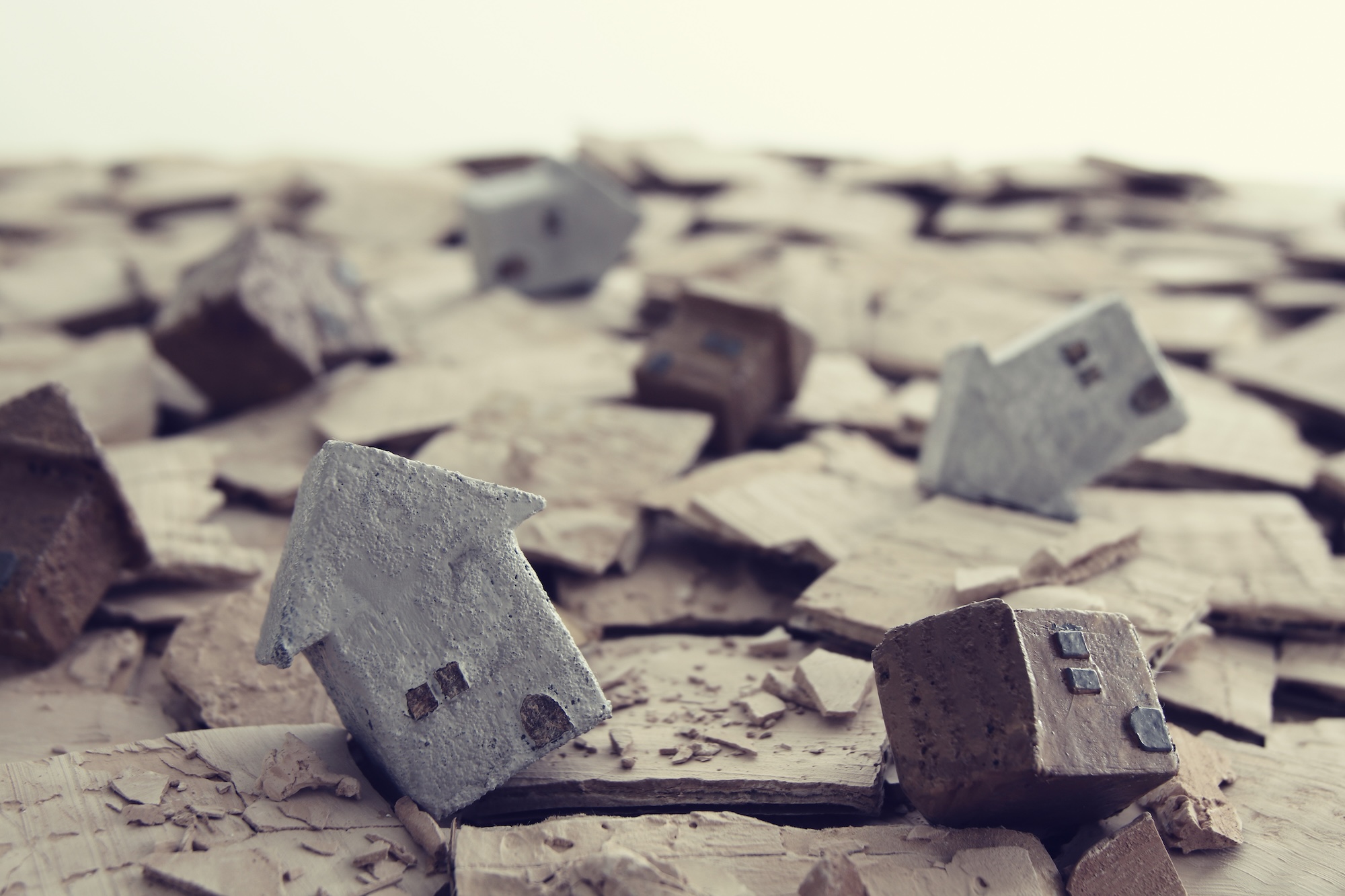 災害で倒壊した家屋のイメージ