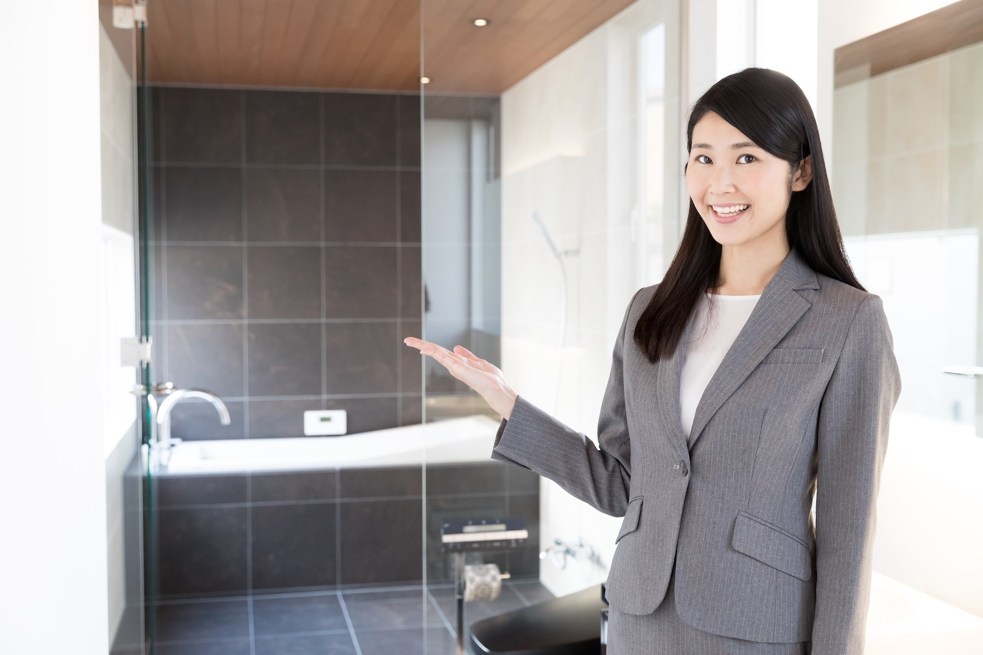 ショールームを案内する女性