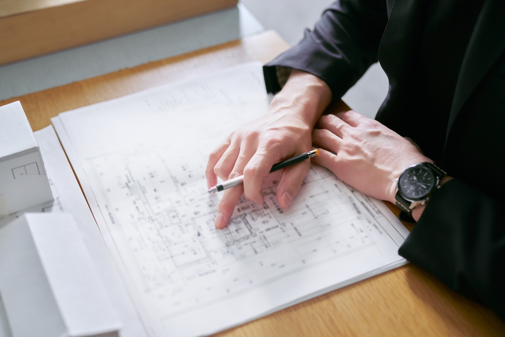 図面を確認する男性