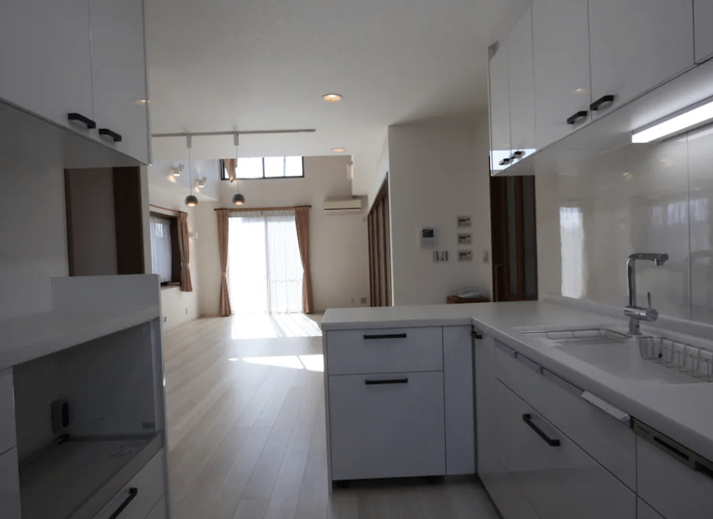 リフォームによりLDKを見渡せるようになったキッチン