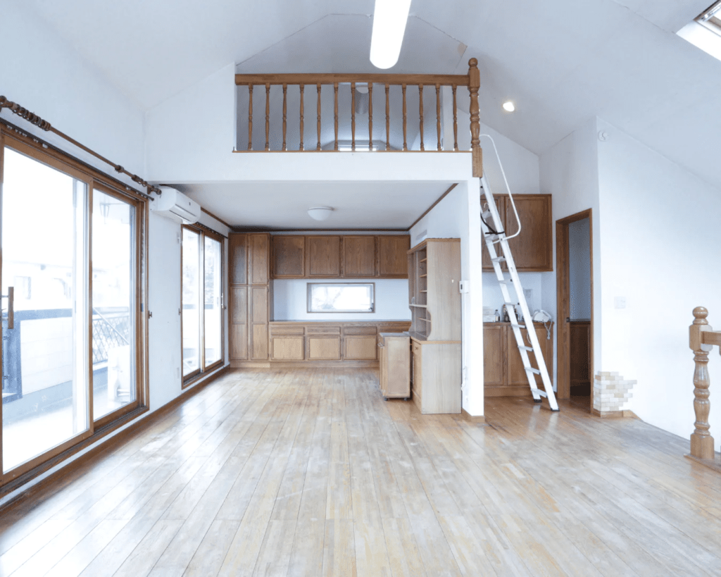 フォーム前のリビングダイニング