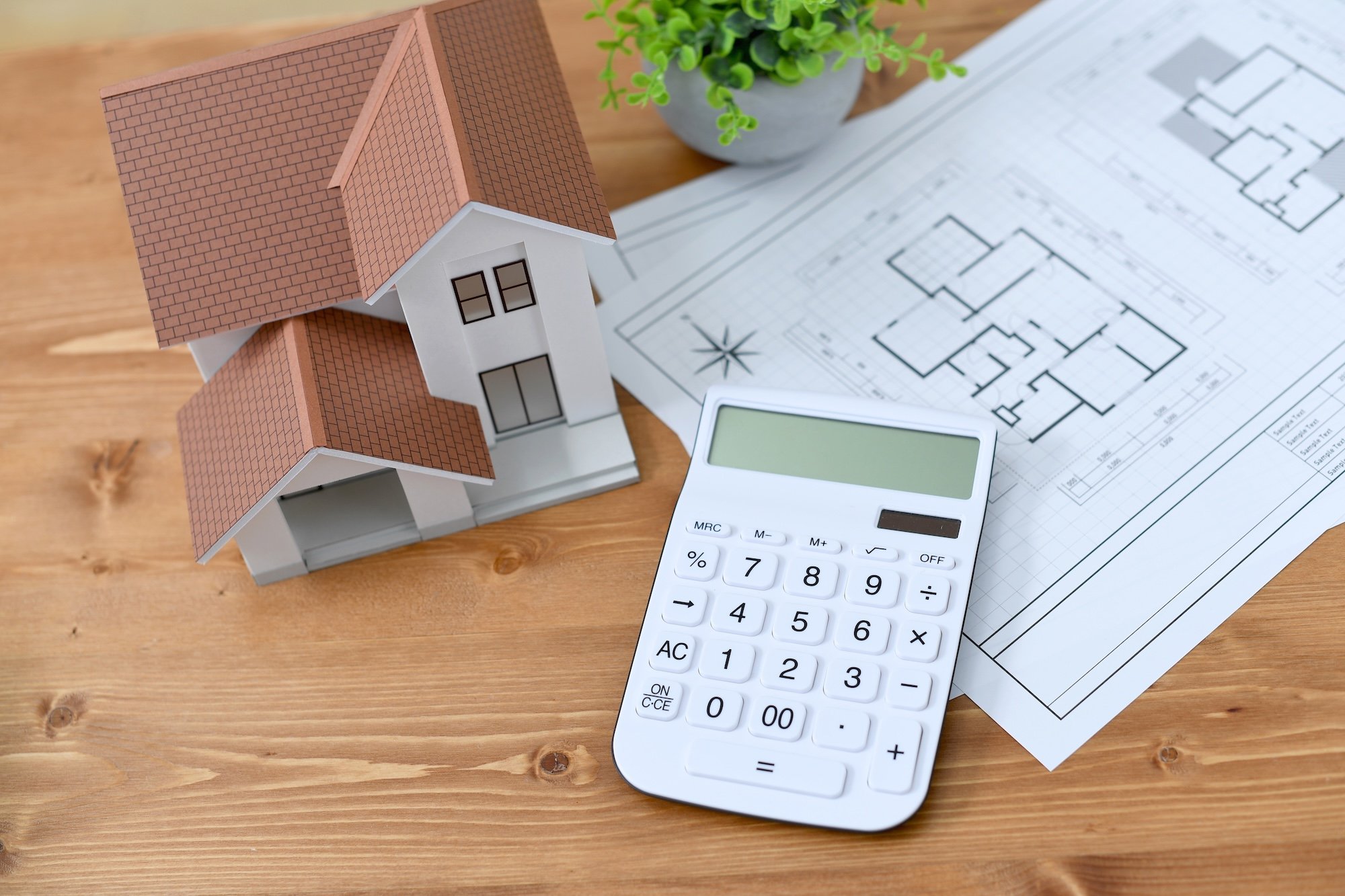 家の模型と電卓