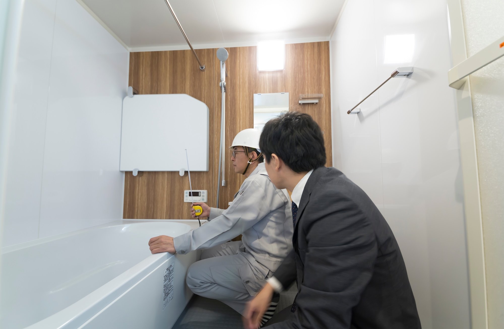 設置後の確認をする作業員と担当者