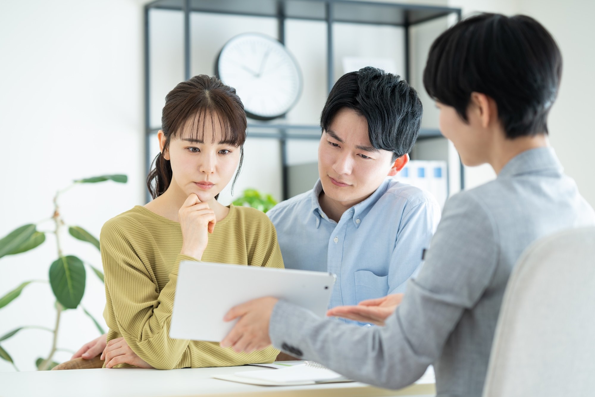 打ち合わせ時に困惑する夫婦