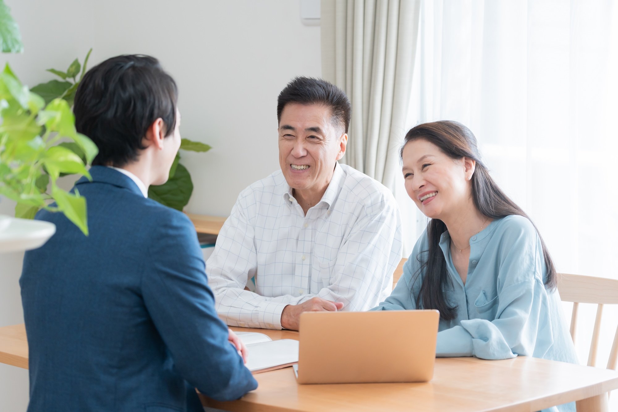 営業担当者に相談をするシニア夫婦