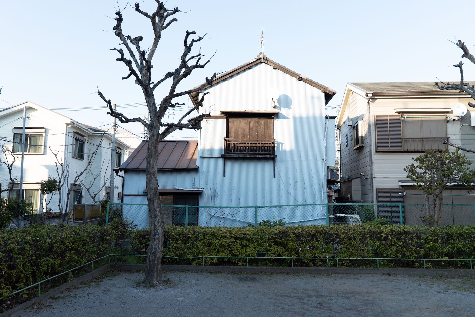 住宅地の古い家