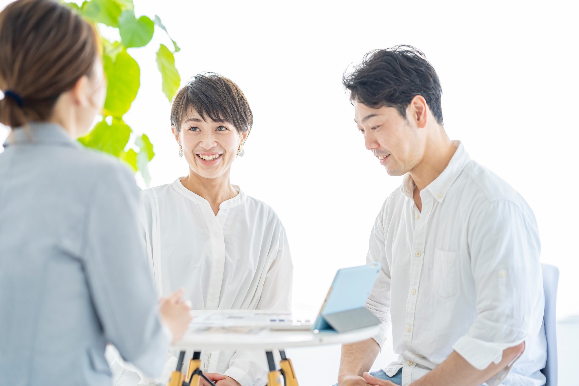 リフォームの相談をする夫婦