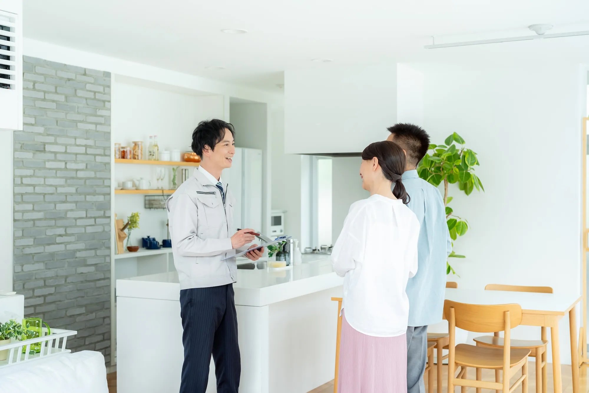 リフォームの相談をする夫婦と担当者