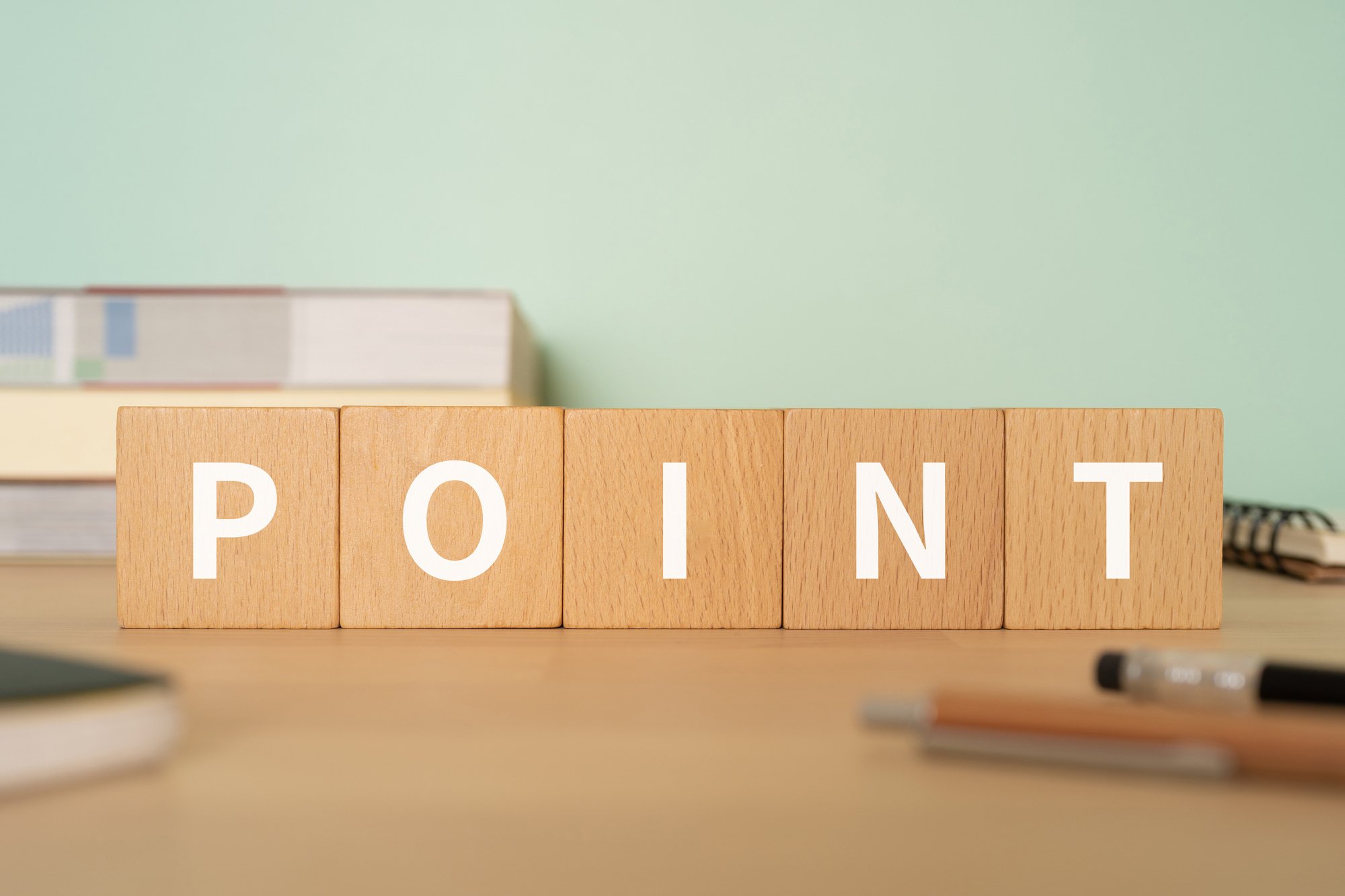 「POINT」と書かれたブロックが置かれたデスク