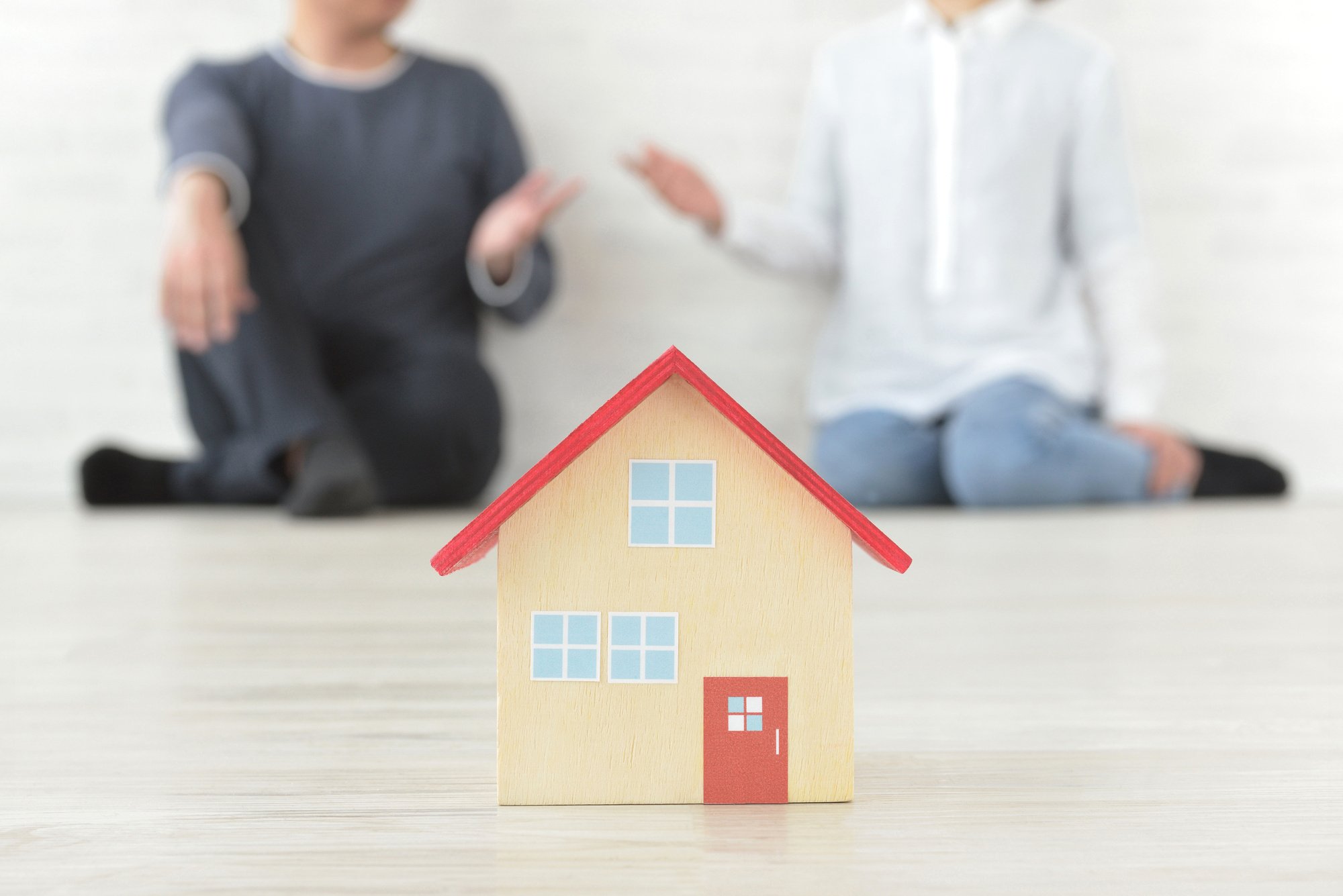 住宅に関して話し合う夫婦