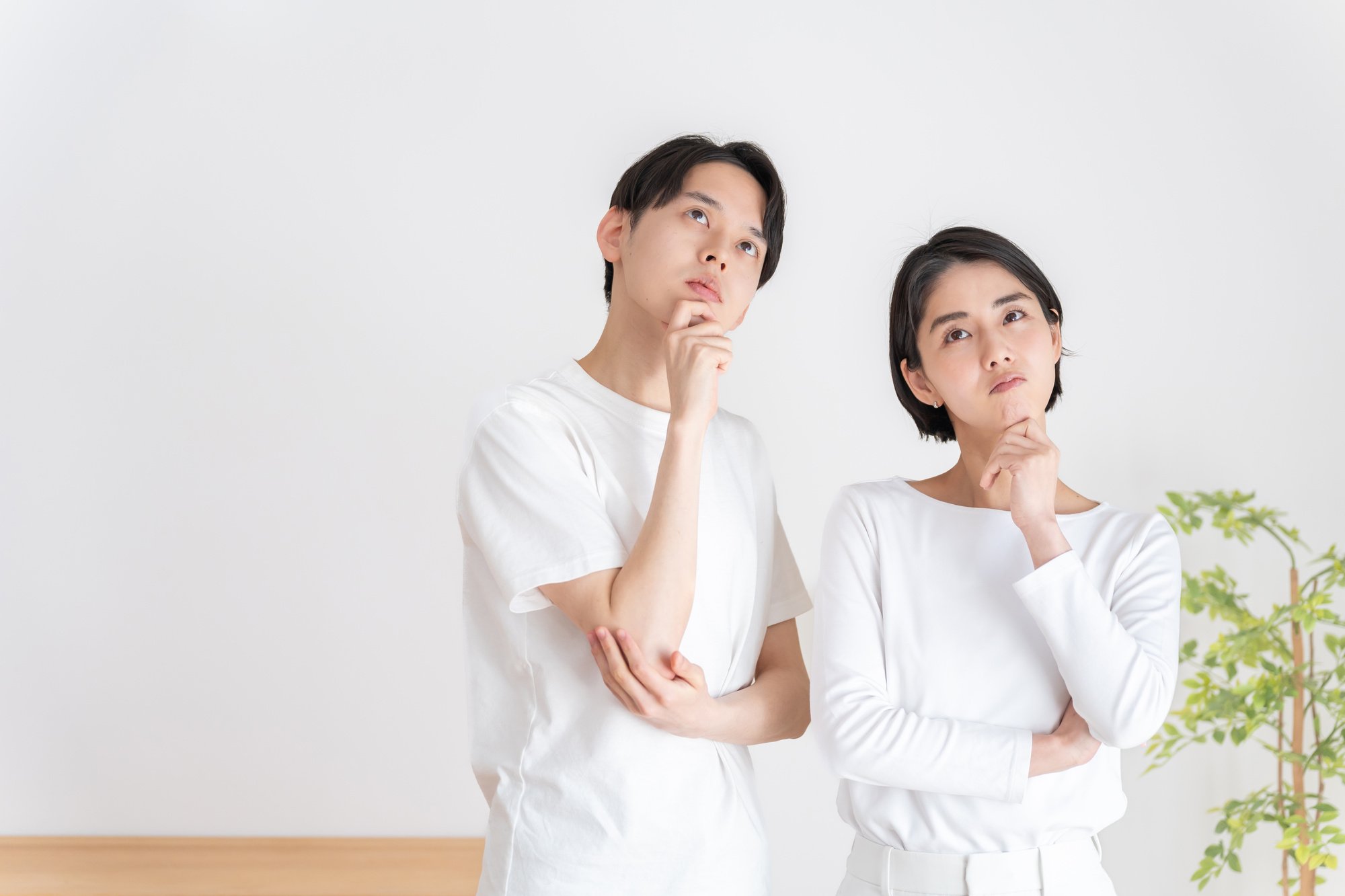 考える夫婦